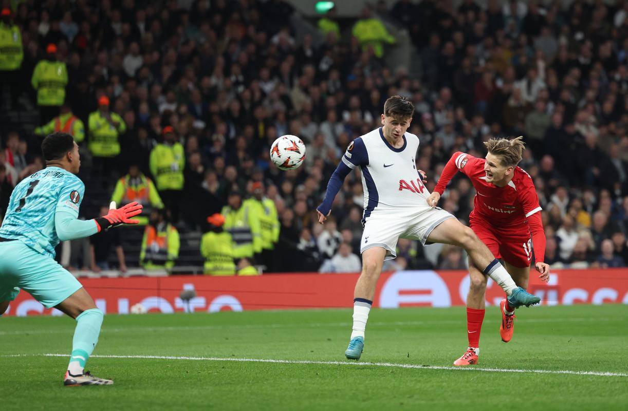 关于窗口期荷甲焦点战，阿贾克斯内部沟通，气氛紧张，赛季目标并未改变的信息